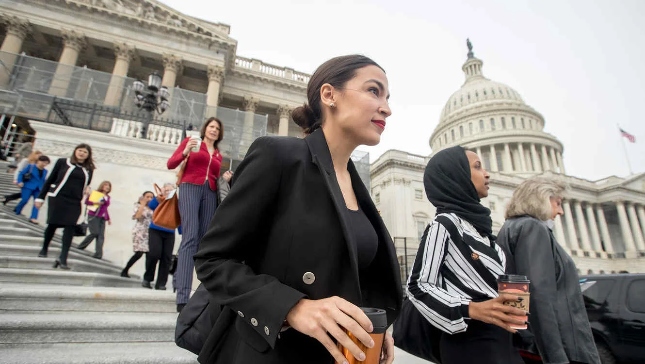 Ocasio-Cortez, la congresista más joven electa para integrar la Cárama de Representantes en la historia de EU. Imagen vía Telemundo .