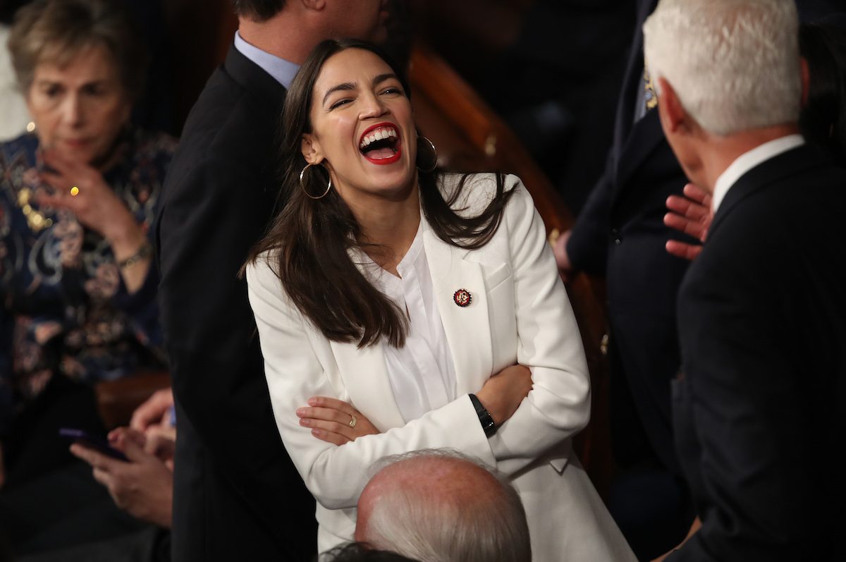 La risa de Alexandria Ocasio-Cortez. Imagen vía themarysue.com .