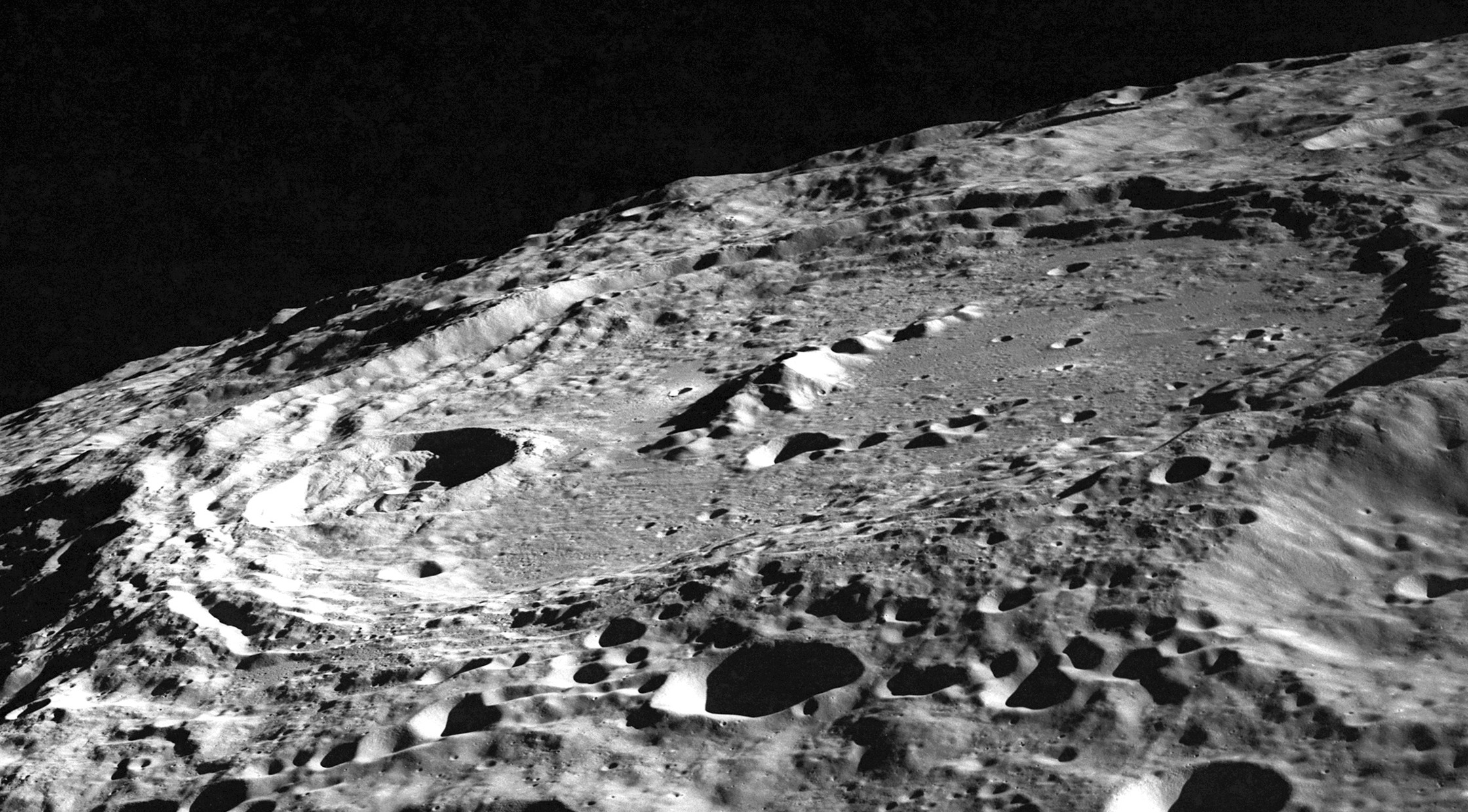 Keeler_crater_AS10-32-4823.jpg