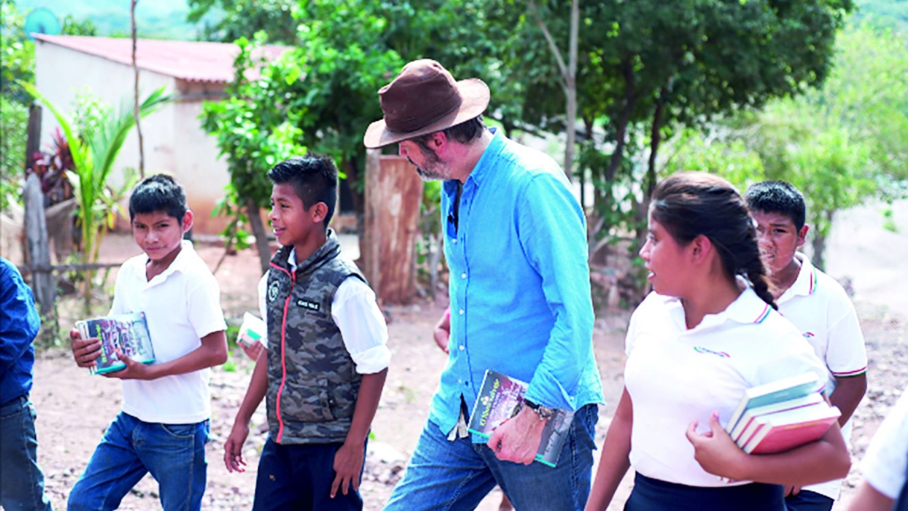 Libros y "cascaritas" para un país más justo y seguro: Villoro
