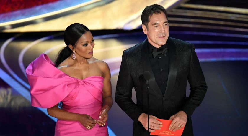 Angela Bassett y Javier Bardem en la premiación de los Óscar 2019/ Foto vía Perfil