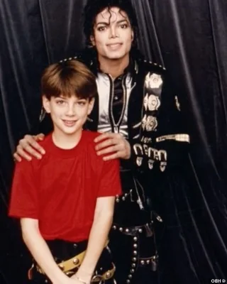 Michael Jackson y James Safechuck. Imagen: HBO