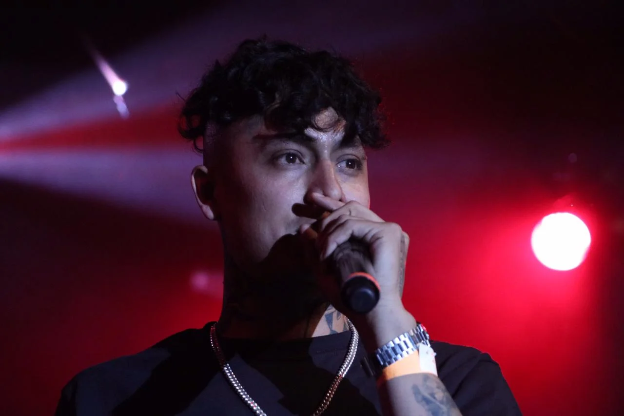 "¡Llegó el patrón, todos a chambear!": Alemán en #LaFiestaDelContagio909