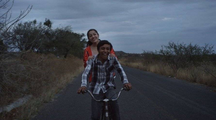 Escena de la película, Huachicolero , donde aparecen los personajes de Lalo y Ana. Foto: publimetro
