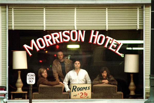 The Doors, fotografía que luego se convertiría en la portada de su álbum Morrison Hotel , 1969. © Henry Diltz