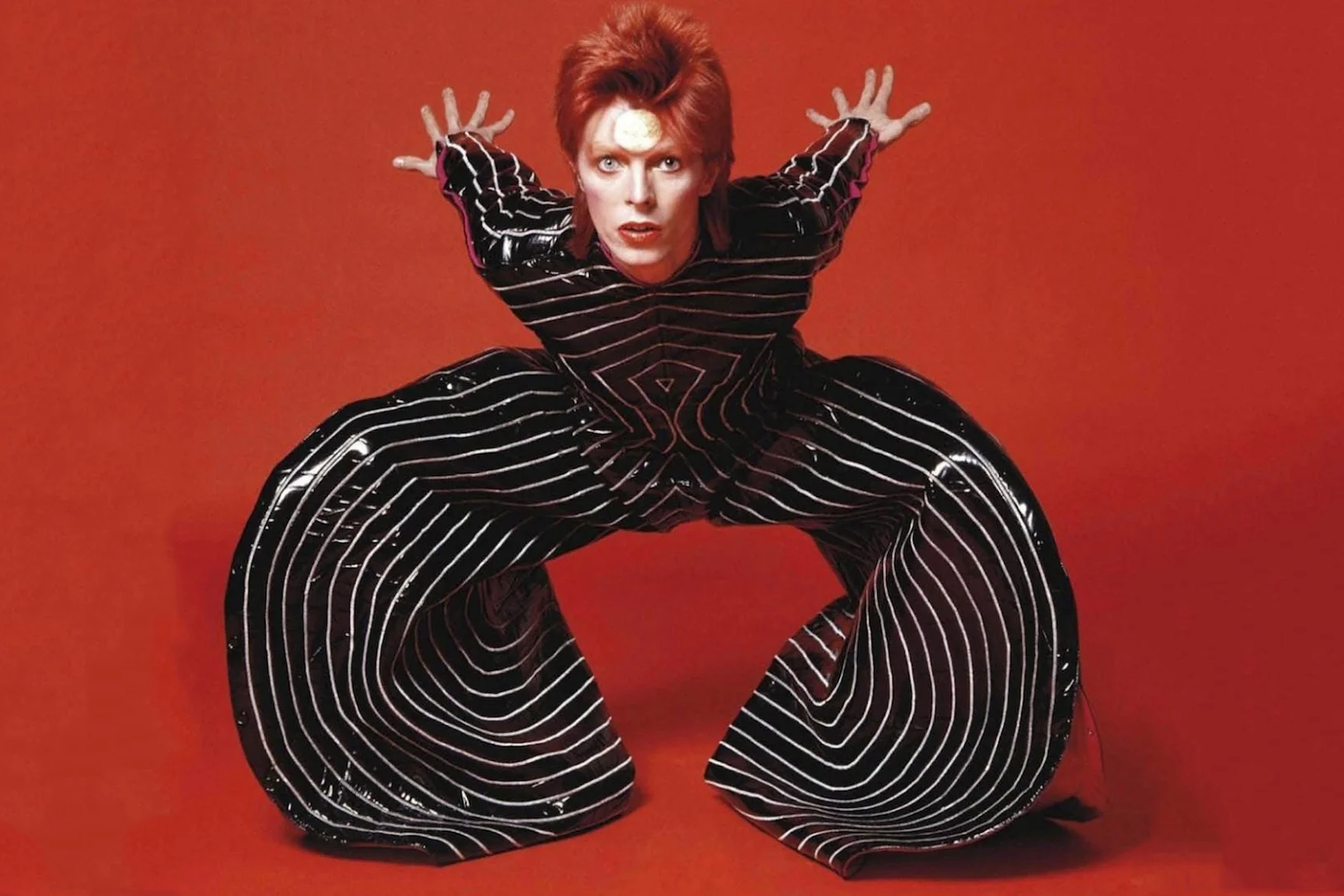 David Bowie vistiendo un diseño de Kansai Yamamoto, 1973 © Masayoshi Sukita