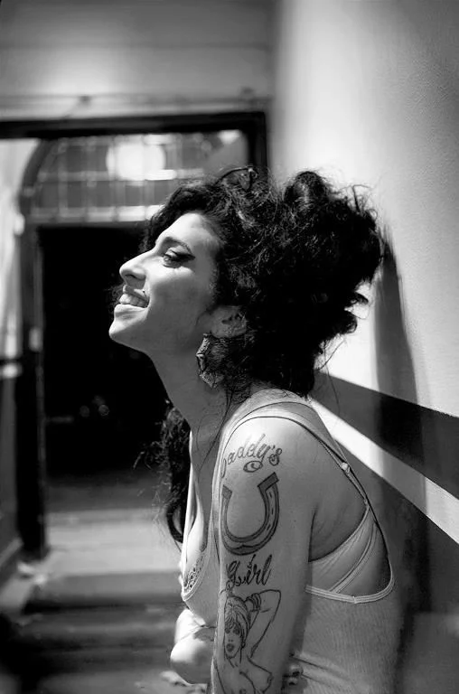 Amy Winehouse en el backstage de su concierto de Union Chapel, Londres, 2006. © Jill Furmanovsky