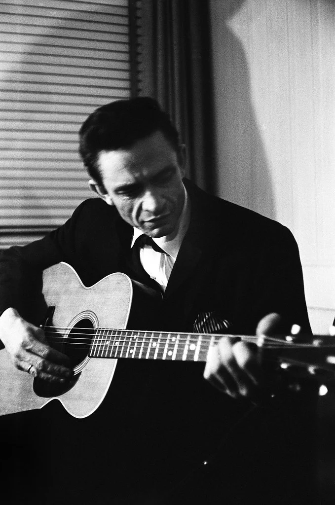 Johnny Cash preparándose para su concierto, New York, 1965. © Michael Ochs Archives