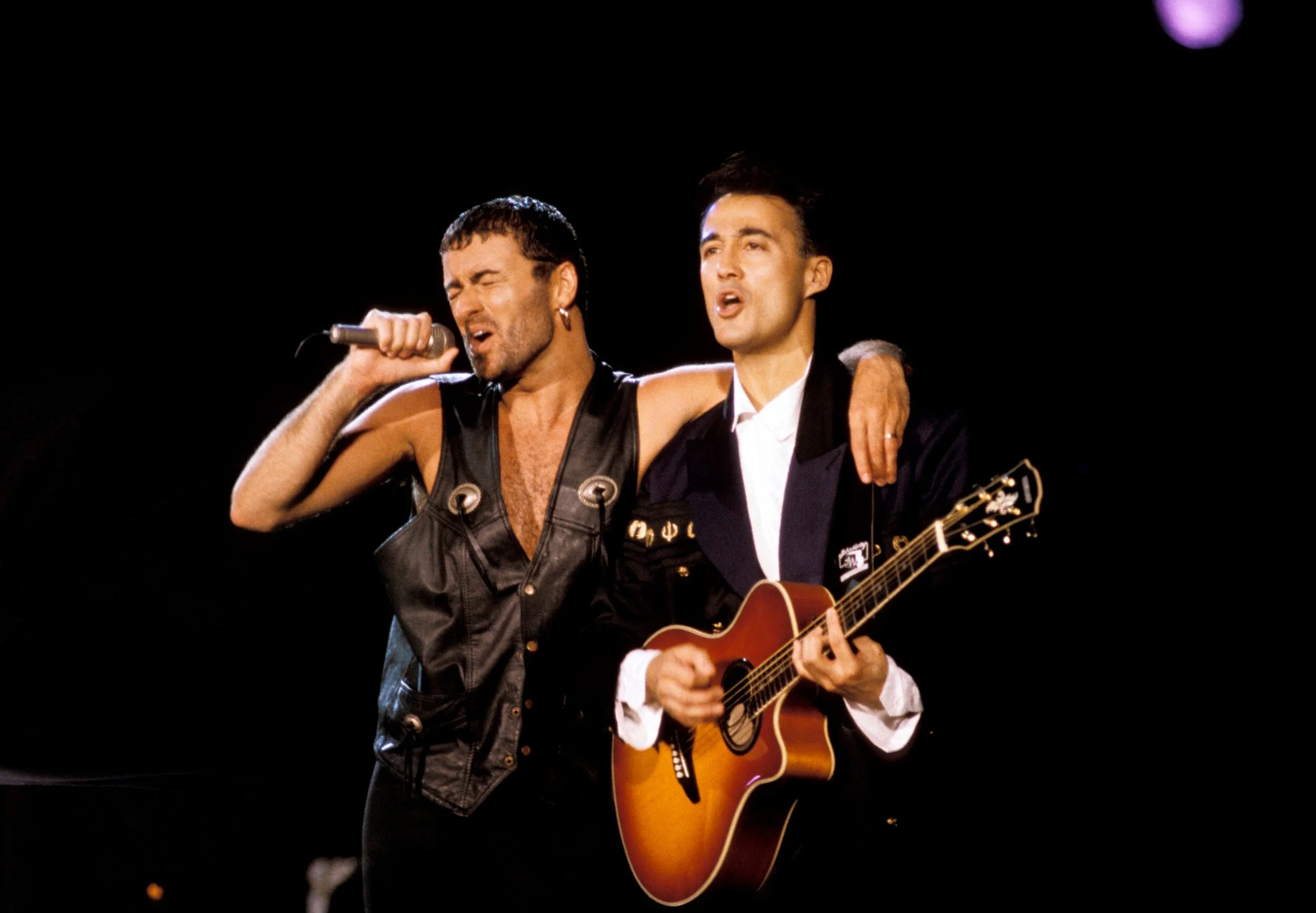 Londres, Inglaterra. George Michael y Andrew Ridgeley, de la banda 'Wham!', que se presentó en el escenario de Rock in Río el 27 de enero de 1991. Foto © Dave Hogan / Hulton Archive / Getty Images.