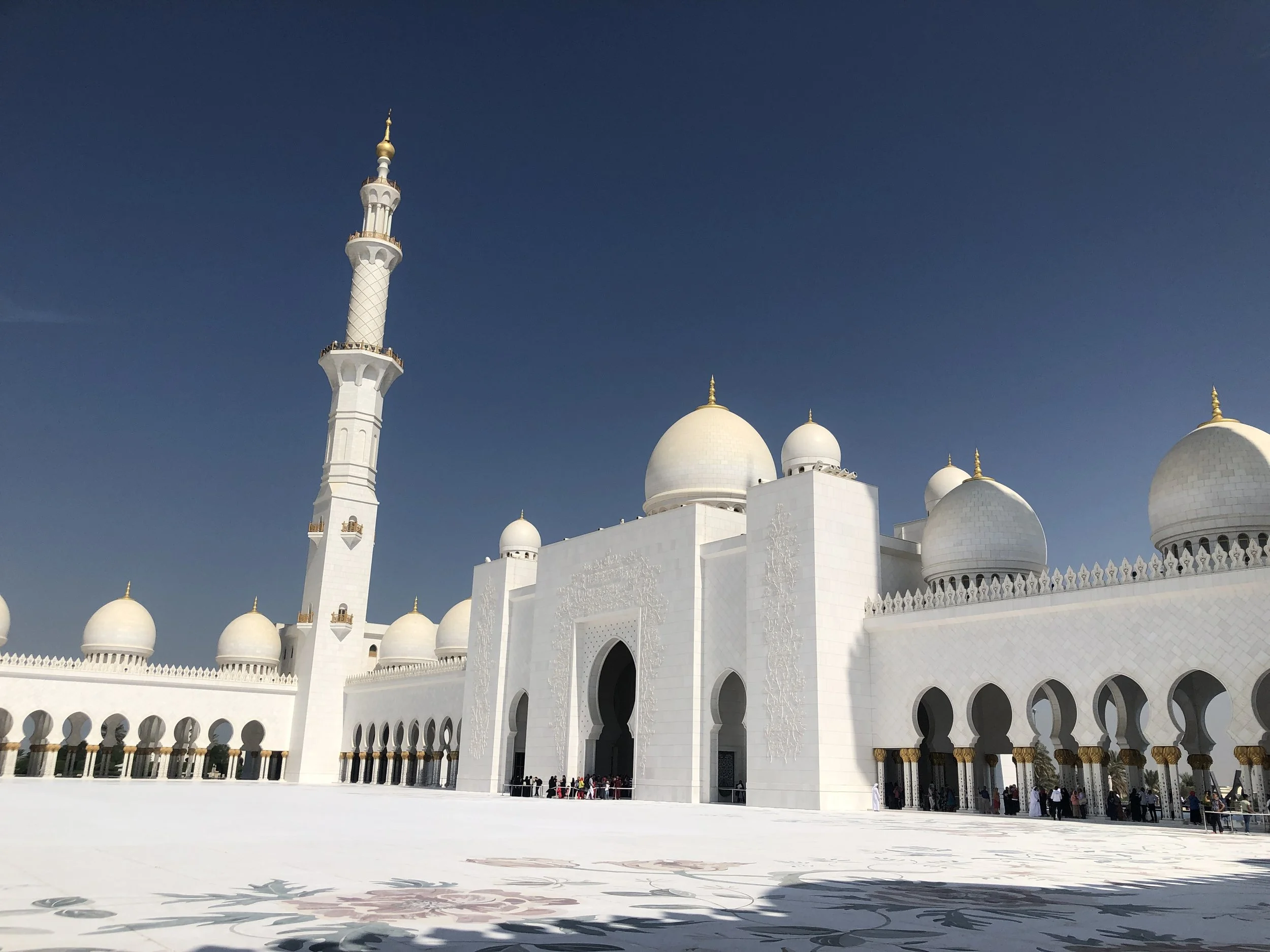 La gran Mezquita de Abu Dhabi, un recinto de tolerancia, respeto y diversidad cultural