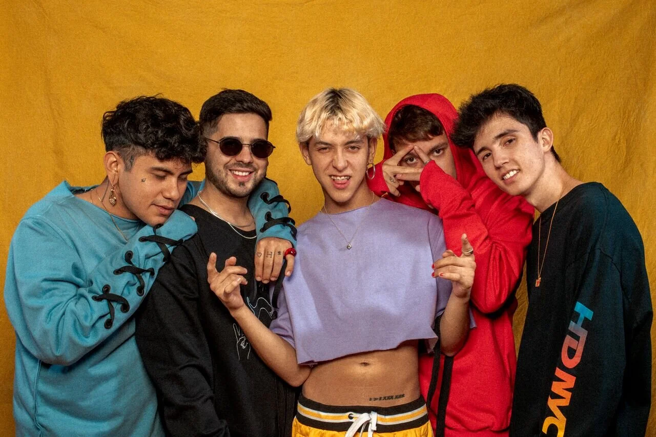 AQUIHAYAQUIHAY: cinco chicos anti-pop en una tropicosa playa guerrerense