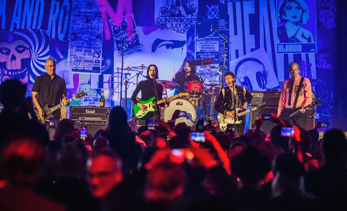 St. Vincent y Beck cantan con ex integrantes de Nirvana