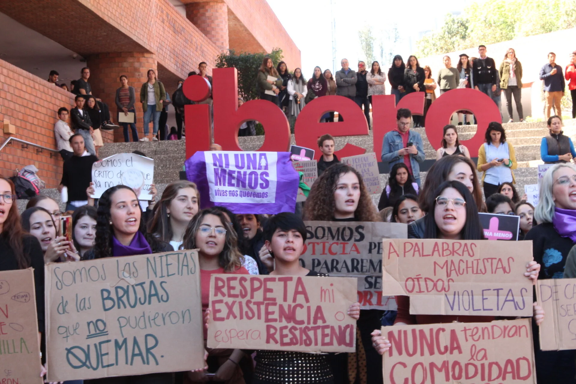Puño en alto: alumnas de la IBERO se manifiestan contra feminicidios en México
