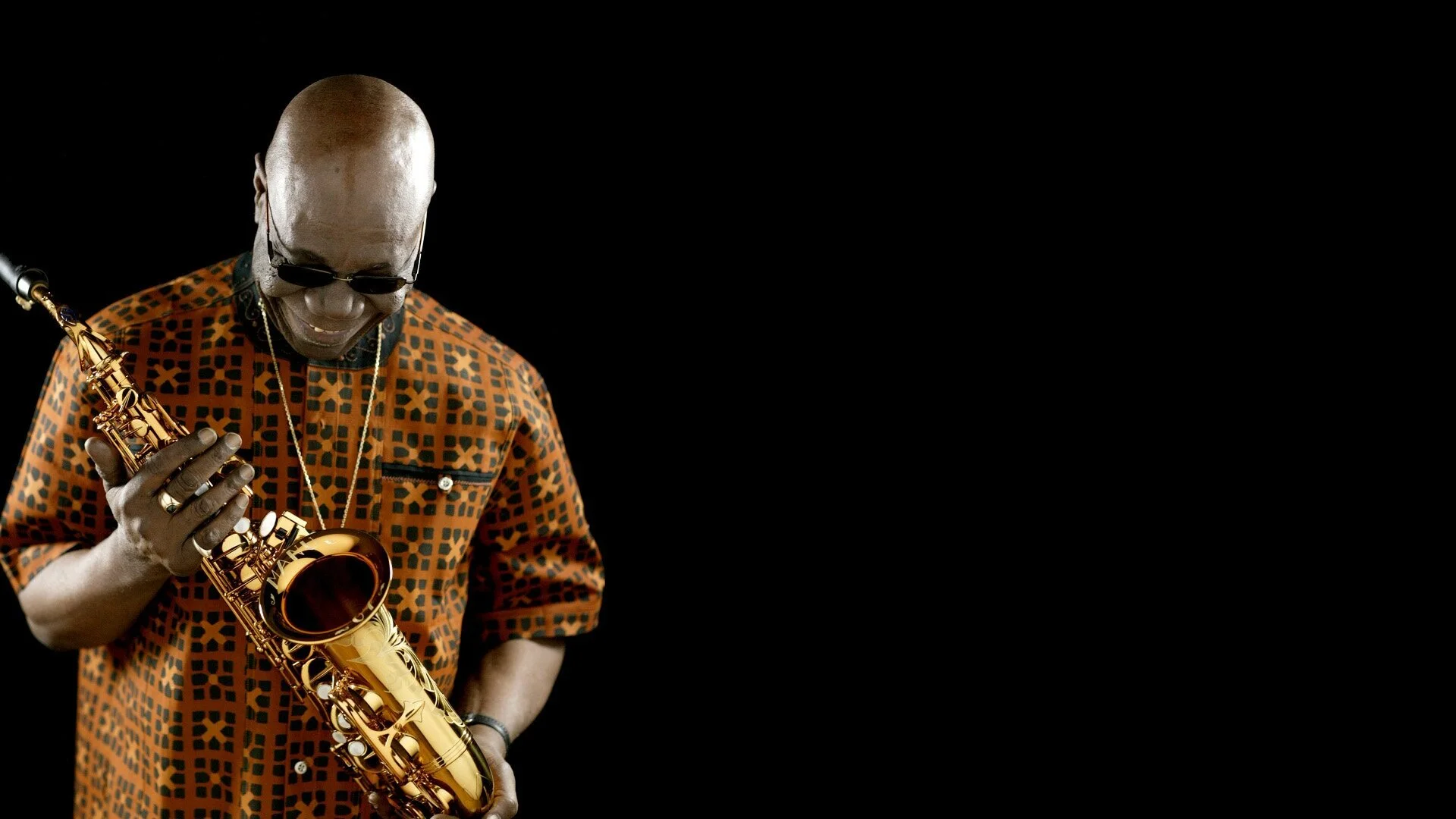 El gigante de la música africana, Manu Dibango muere de COVID-19 a los 86 años
