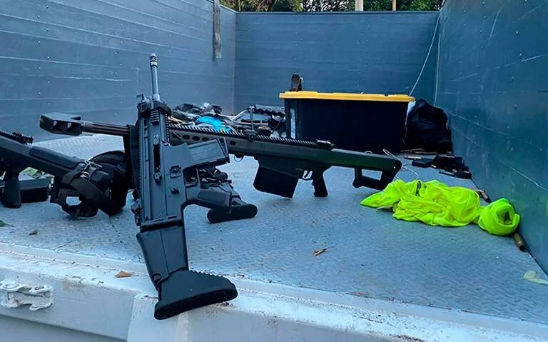 Tras el ataque, se aseguraron 13 vehículos y más de 50 armas de fuego.