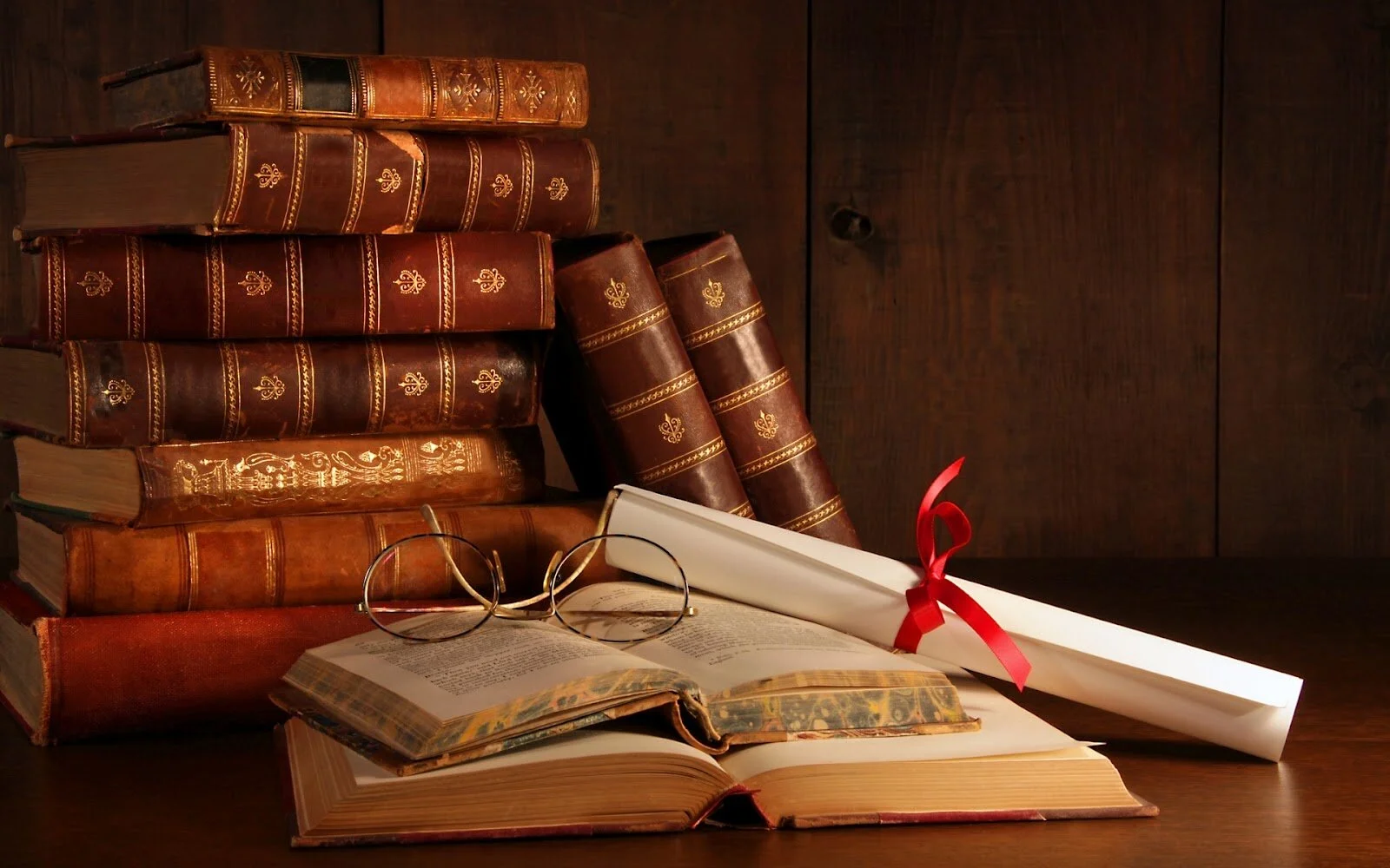 Libros-Viejos-Apilados_Imagenes-de-Libros-1.jpg