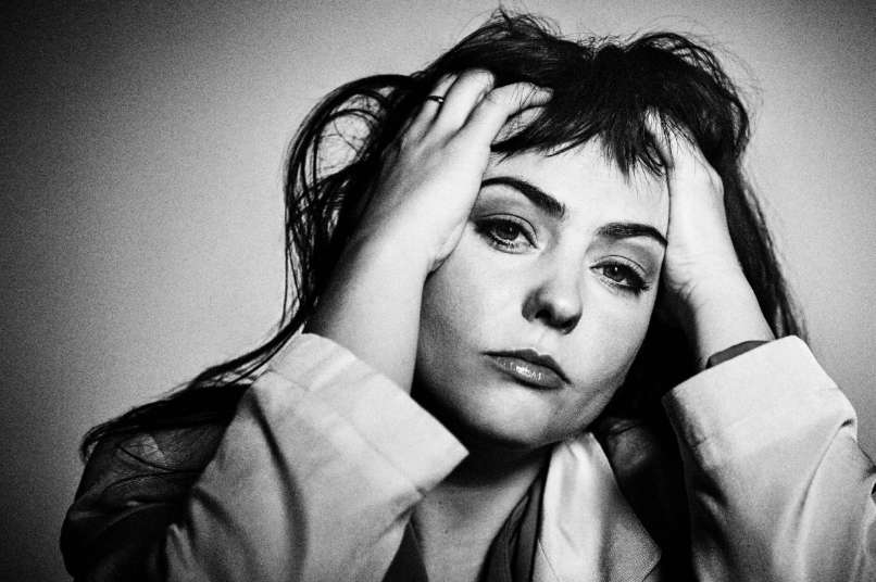 'Whole New Mess': una desventurada exploración emocional de Angel Olsen