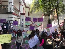 Feministas impiden a Muñoz Ledo proclamarse presidente de Morena