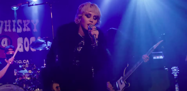Miley Cyrus: de la ficción a la realidad con "Zombie" y un álbum de covers de Metallica