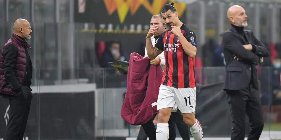 El gesto que hace Zlatan a su técnico, Stefano Pioli. Foto vía Futbolred.