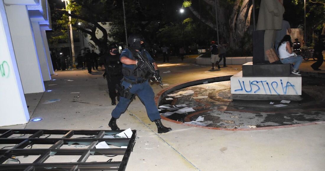 Policías reprimen manifestación feminista en Cancún a balazos