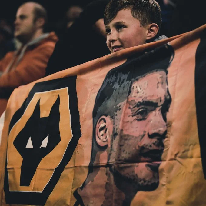 Este es uno de los diseños de banners que Wolves pidió a sus aficionados voten para que sea el oficial en el partido contra el Aston Villa el 12 de diciembre y demostrar su apoyo al mexicano. El ganador de la campaña #9forRJ9 se define este sábado. …