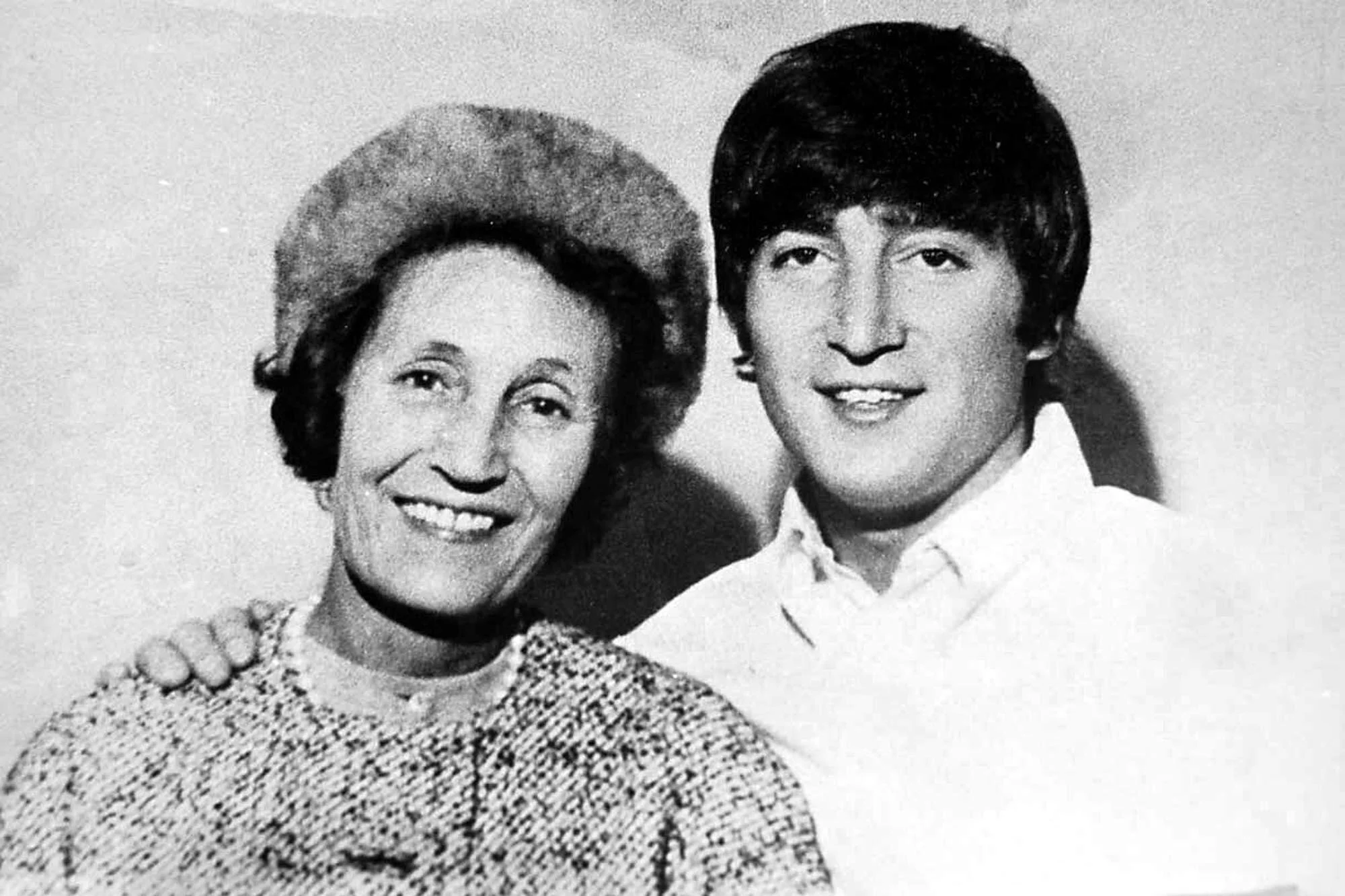 Retrato de Lennon junto a Mimi Smith, su tia. Autor desconocido.