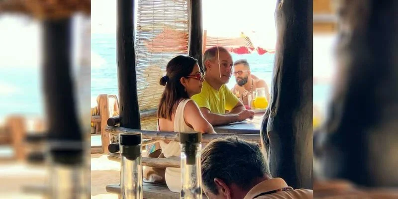 Hugo López-Gatell fue captado de vacaciones en la playa de Zipolite (Oaxaca), cuando México presentaba cifras de mortalidad por covid-19 diarias de alrededor de 900 personas, lo cual fue criticado por la sociedad y los medios mexicanos. Foto: Twitte…