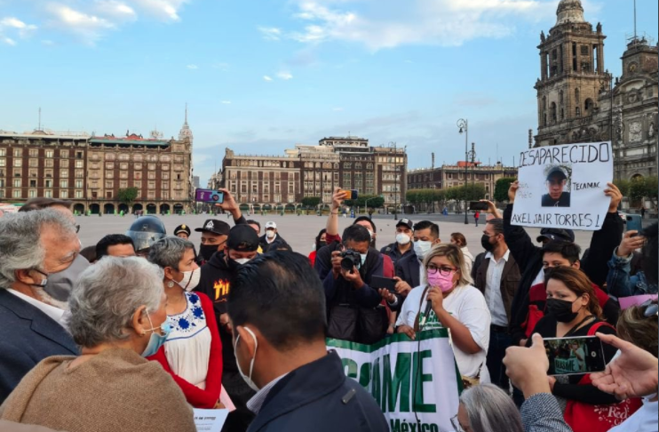 Madres de personas desaparecidas protestan afuera de Palacio Nacional y exigen ser recibidas por el presidente López Obrador, mientras Olga Sánchez Cordero y Alejandro Encinas los escuchan en la explanada del Zócalo de la Ciudad de México: Foto: Twitter @M_OlgaSCordero.