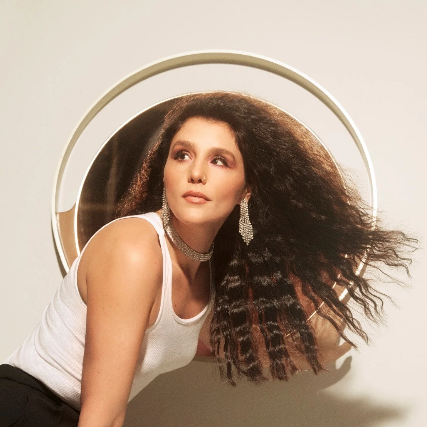 Jessie Ware trae lo bailable de los 80 en ‘Hot N Heavy’