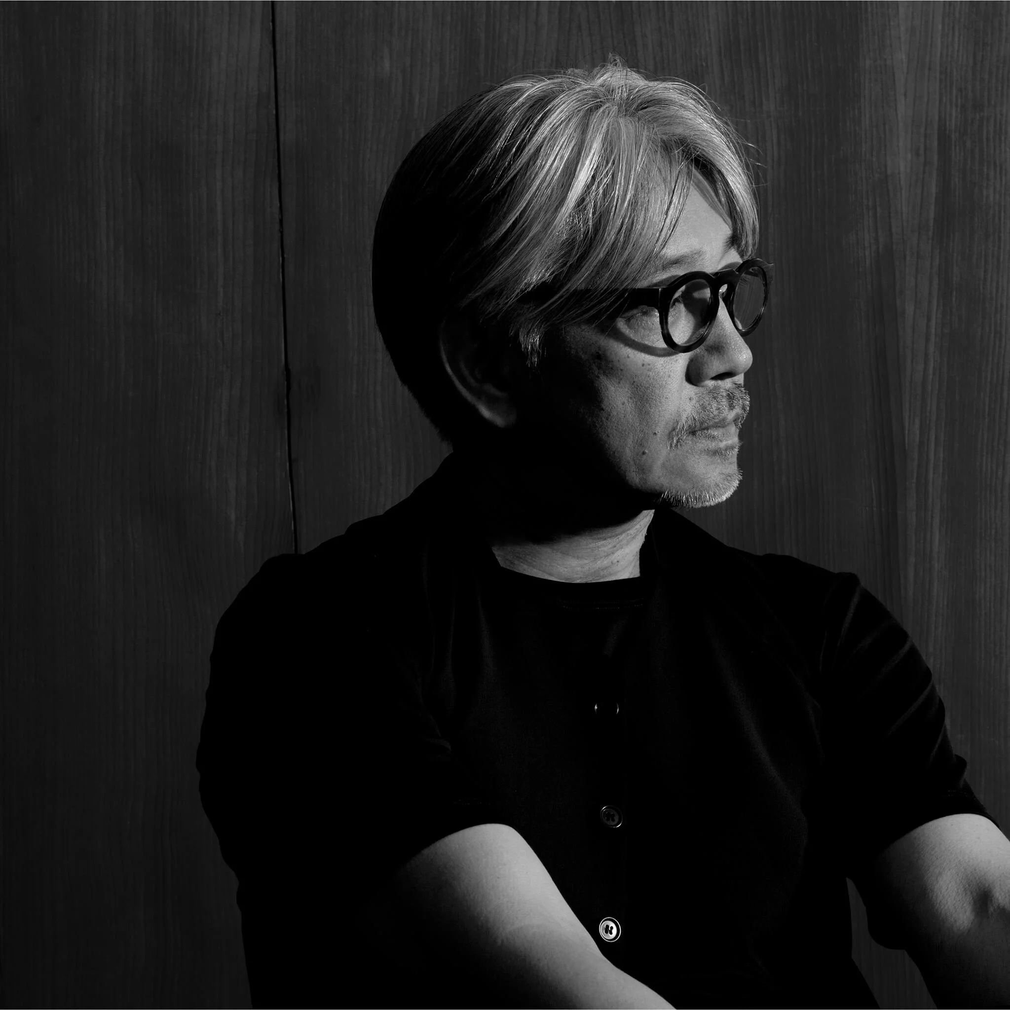 La mente maestra japonesa está de vuelta: Ryuichi Sakamoto presenta nueva música