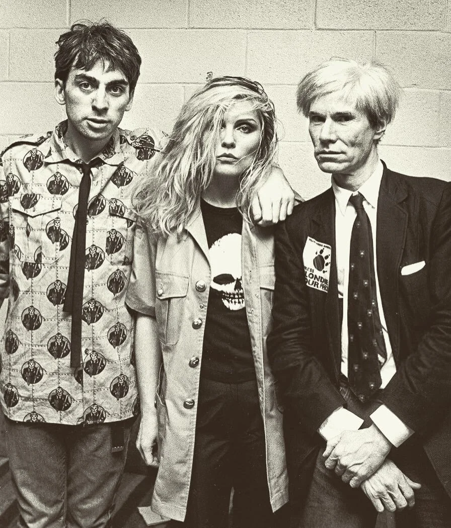 Chris Stein, Debbie Harry y Andy Warhol fotografiados en Meadowlands Arena en 1982. Foto: FB Blondie