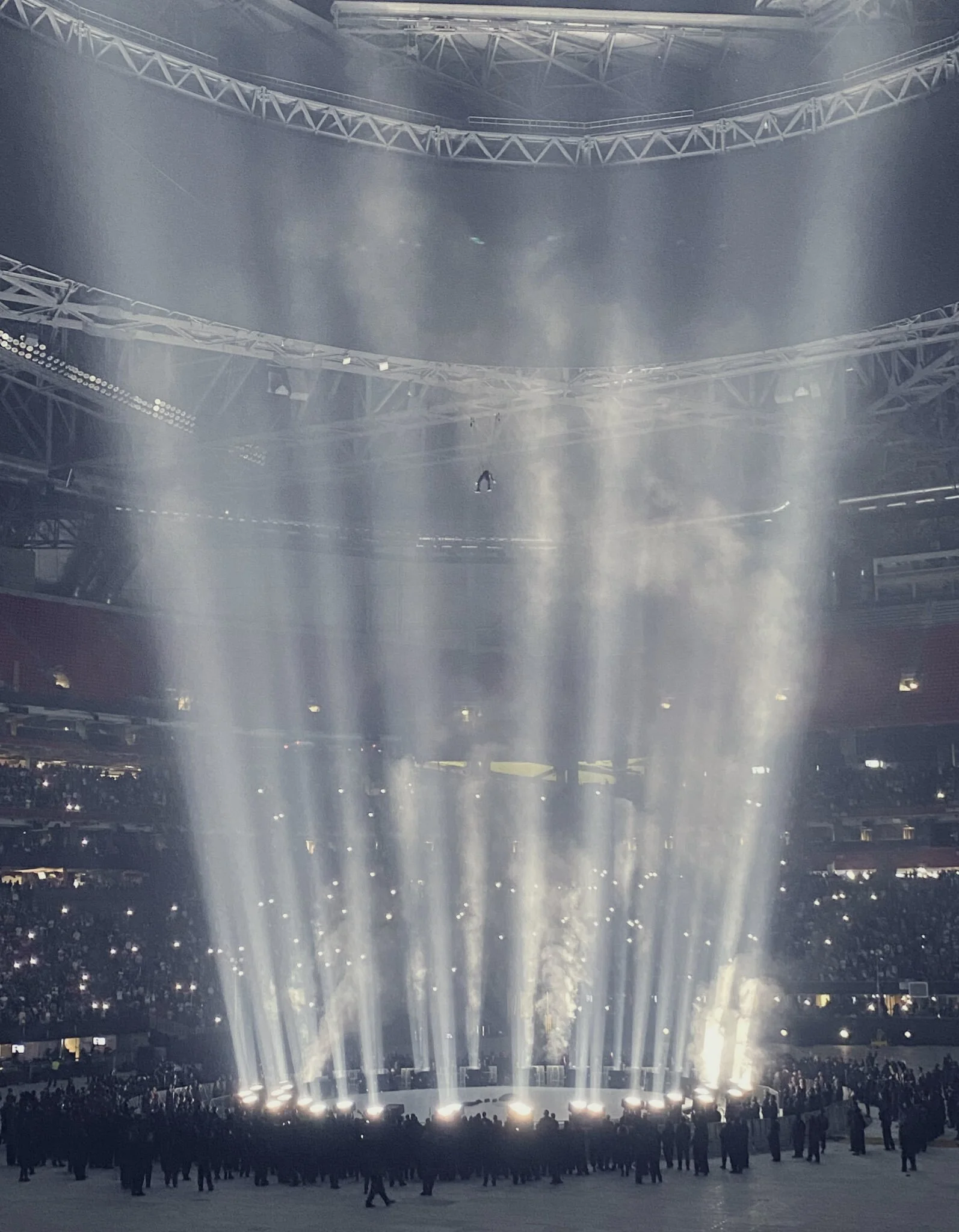 Kanye West durante su performance en el Estadio Mercedes-Benz. Foto vía: @Daybor