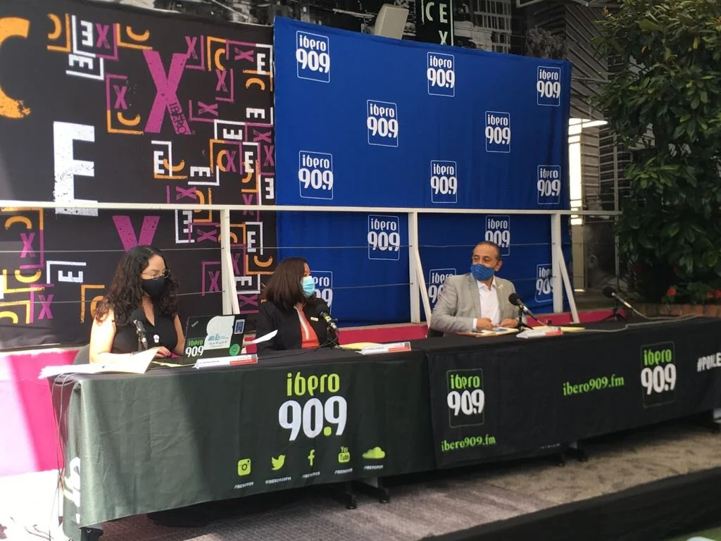 Rox Aguilar, locutora de Ibero 90.9; Adriana Solórzano, Directora de Producción y Planeación de Radio Educación; y Gabriel Sosa Plata, Director General de Radio Educación.