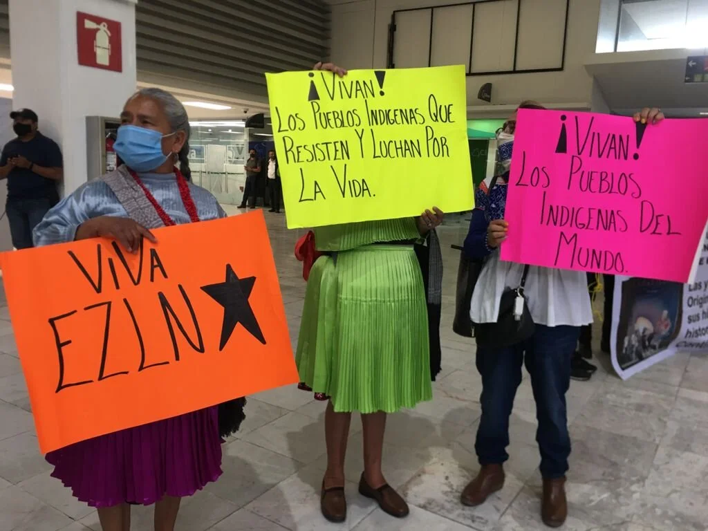 Indígenas otomíes en el Aeropuerto de la Ciudad de México.Foto: Melissa Del Pozo