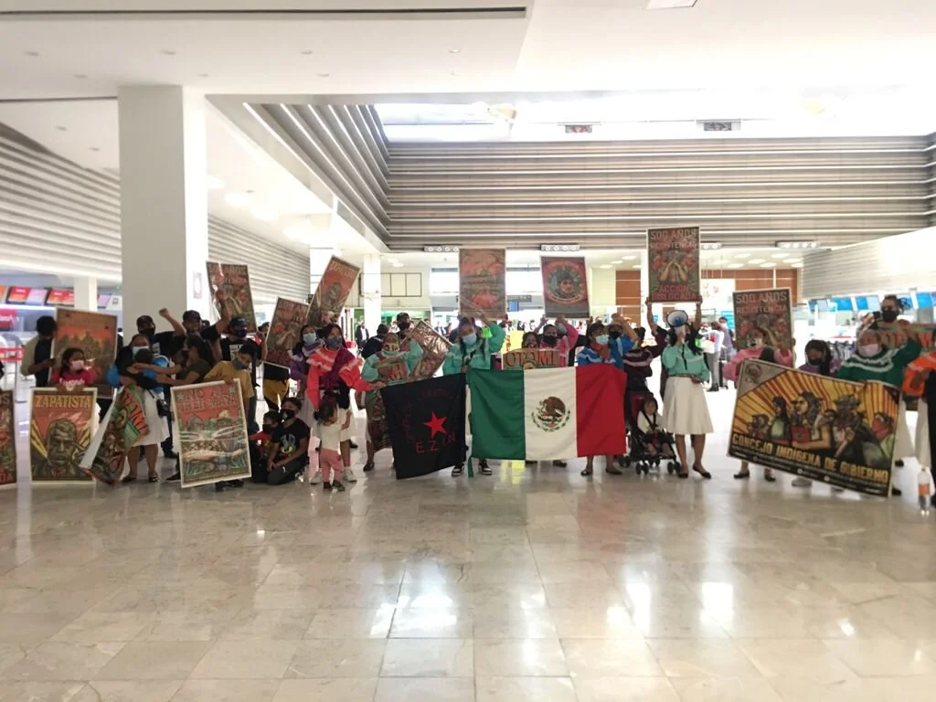 Agrupaciones adheridas al CNI protestan en el Aeropuerto de la Ciudad de México.Foto: Melissa Del Pozo