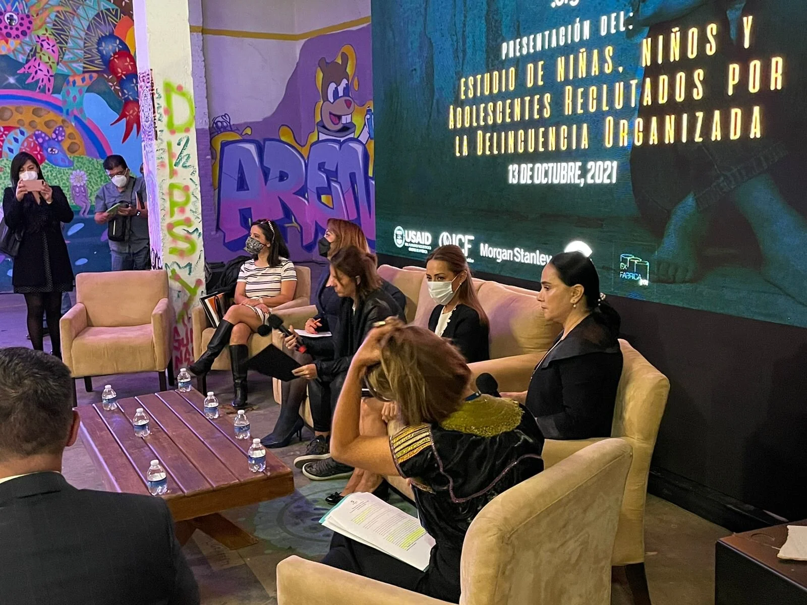 Tania Ramírez, Directora de la Red por los Derechos de los Niños;  Ana Lilia Herrera, diputada federal; Saskia Niño de Rivera, Co-fundadora de Reinserta; Josefina Vázquez Mota, senadora; Nancy Sánchez, senadora y Ana Echeverri, Titular del Programa de Prevención del delito y la Violencia de UNODC México. / Foto: Rox Aguilar