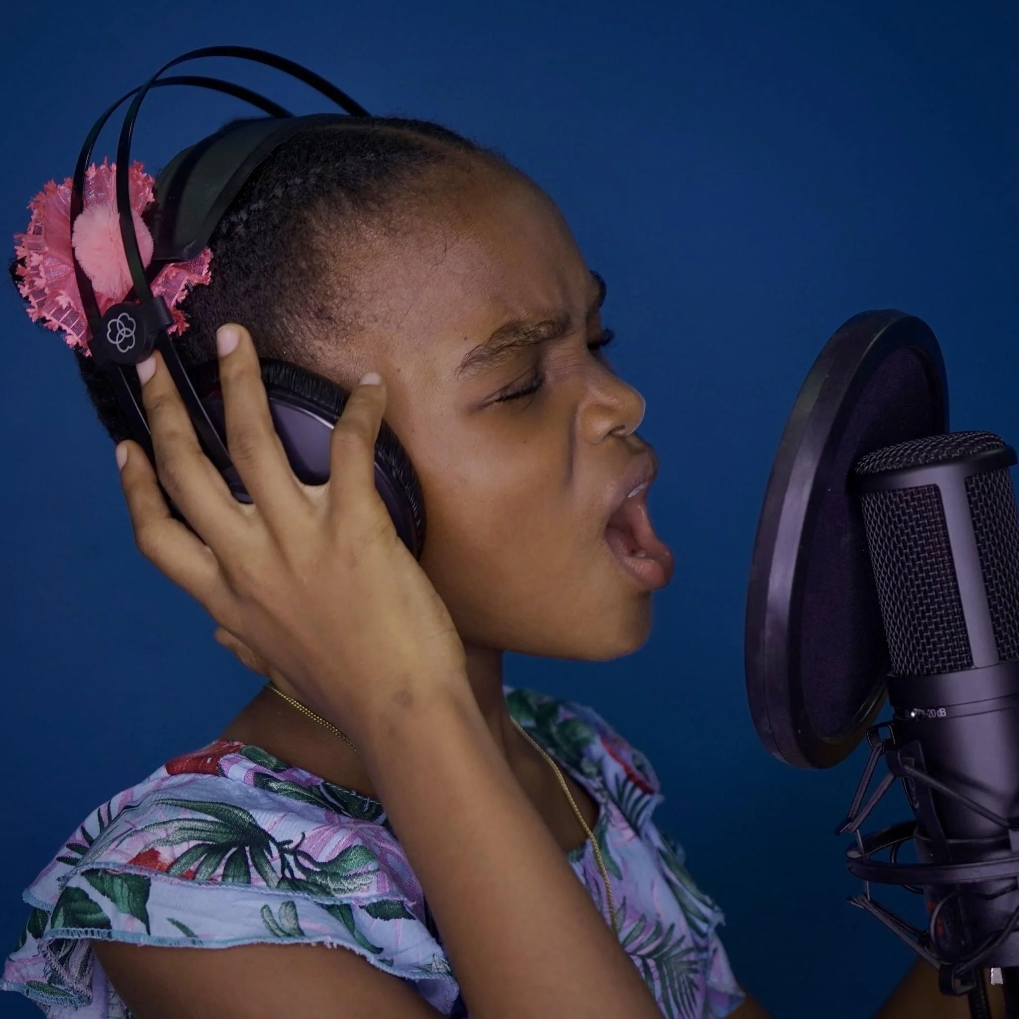 Pequeña de 10 años se hace viral por cantar “La llorona” desde Colombia