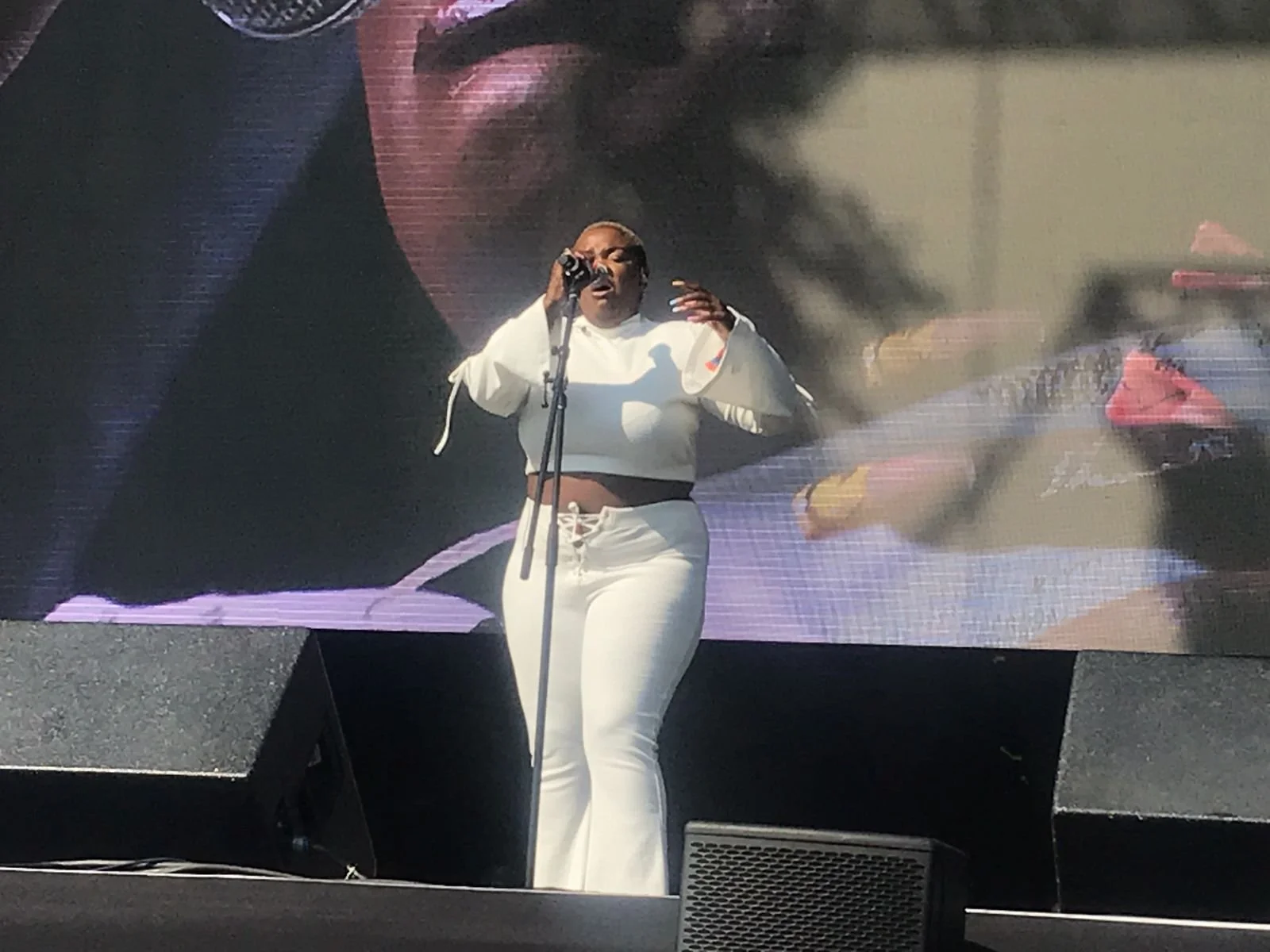 Con manos agitándose al ritmo de Hamzaa arranca el Corona Capital 2021