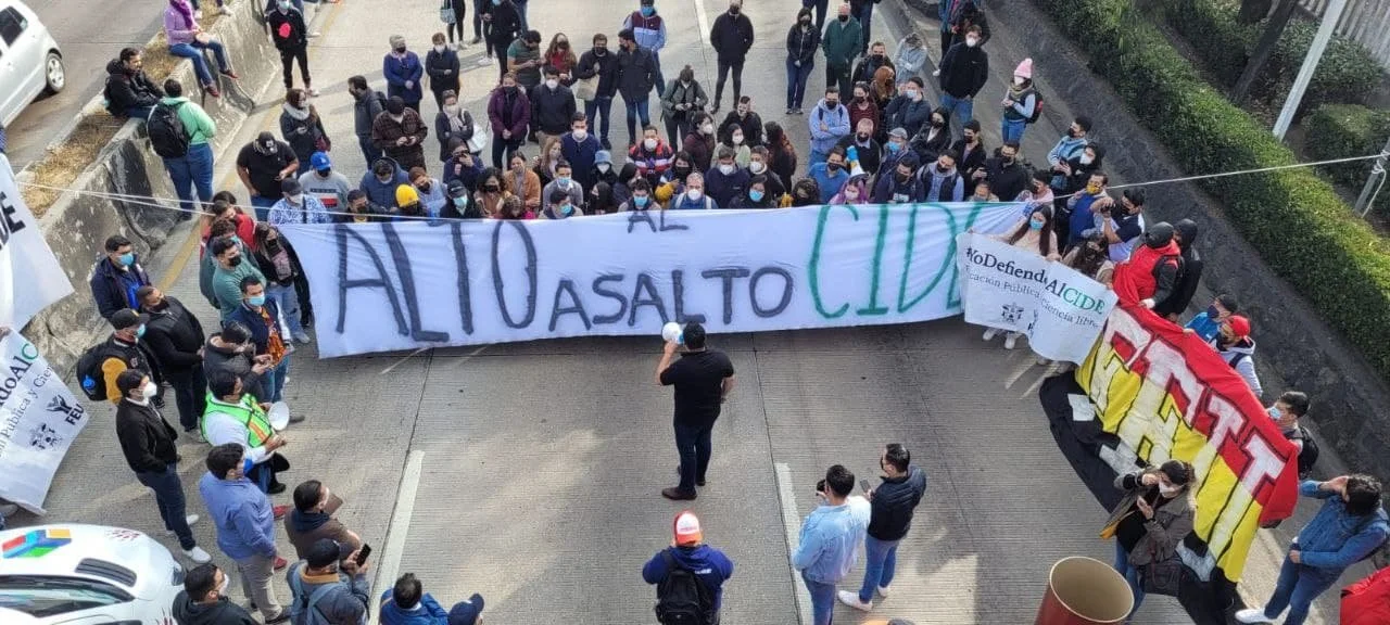 "Alto al asalto al CIDE", exigen estudiantes bloqueando la carretera México - Toluca