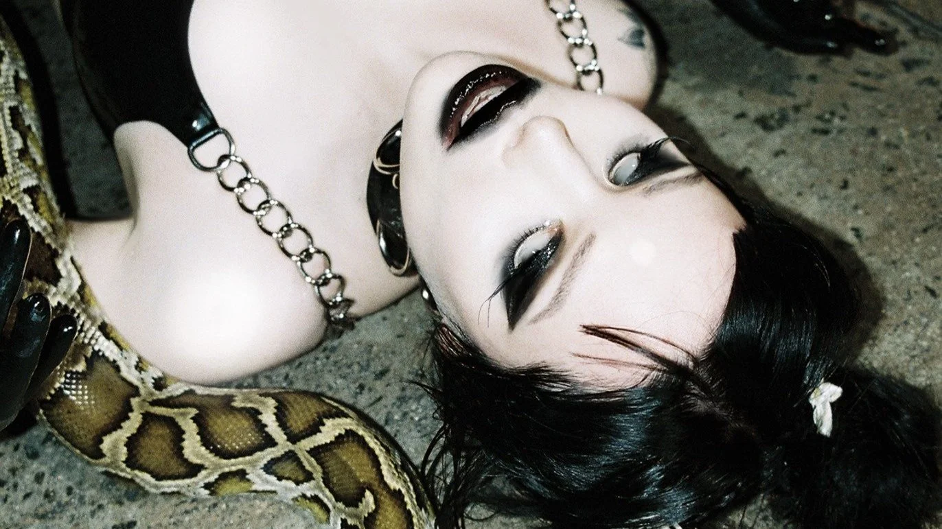 El gore reina en “Love is Violence”, el nuevo videoclip de Alice Glass 