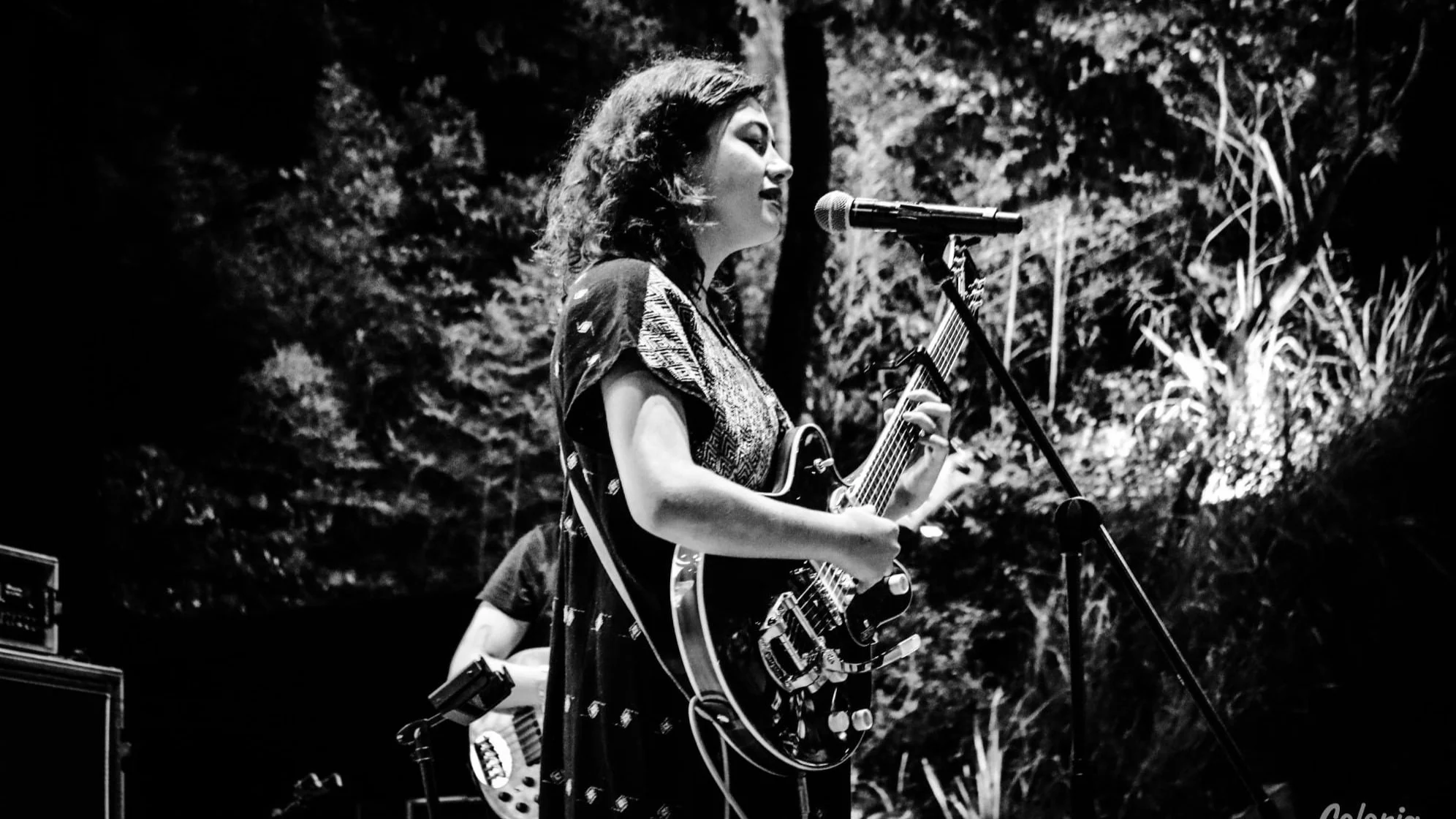 ¿Por qué dejarse abrazar por la guitarra y el canto de Briela Ojeda?