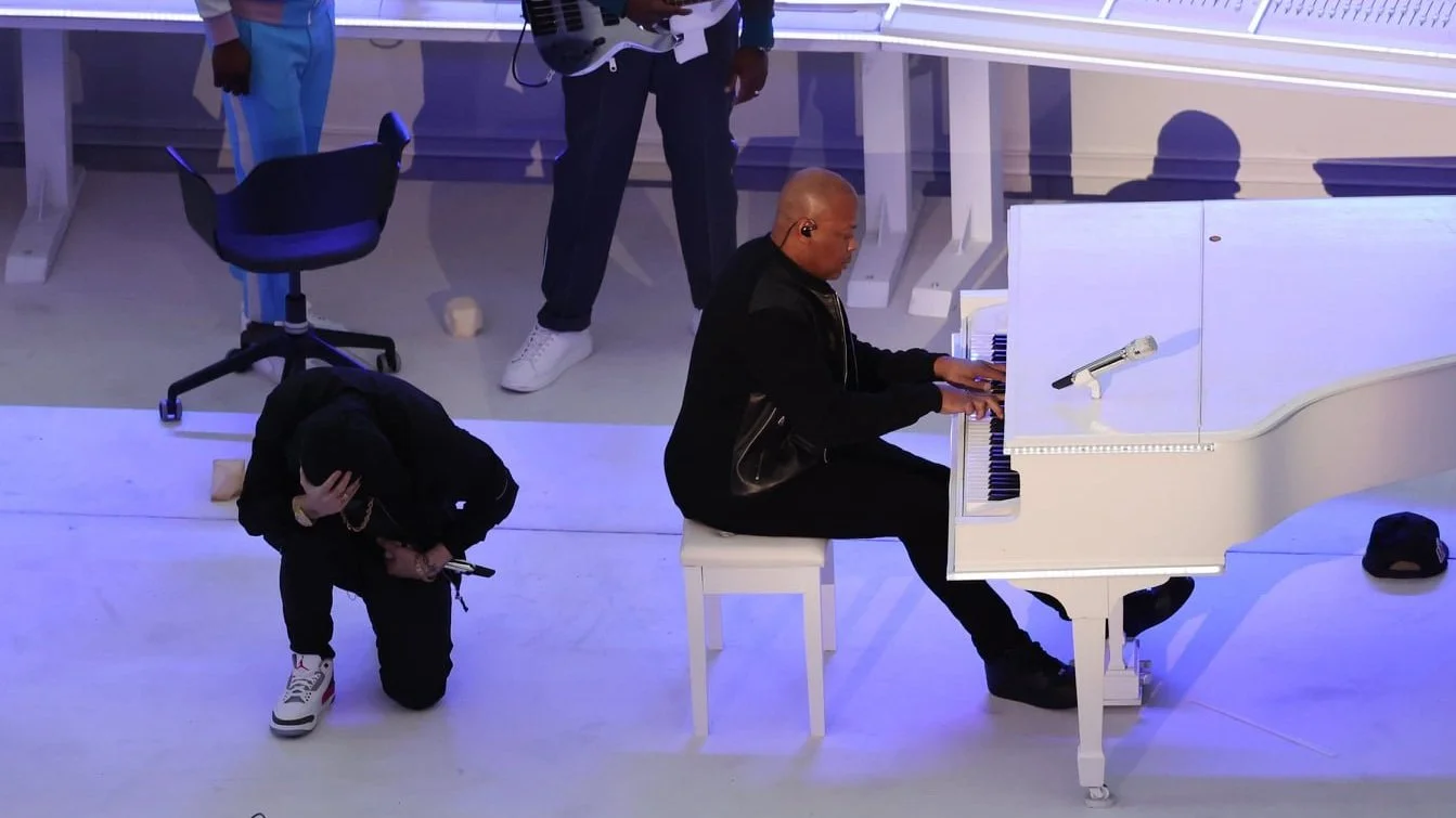 Eminem protesta: se arrodilla durante show de medio tiempo en el Super Bowl
