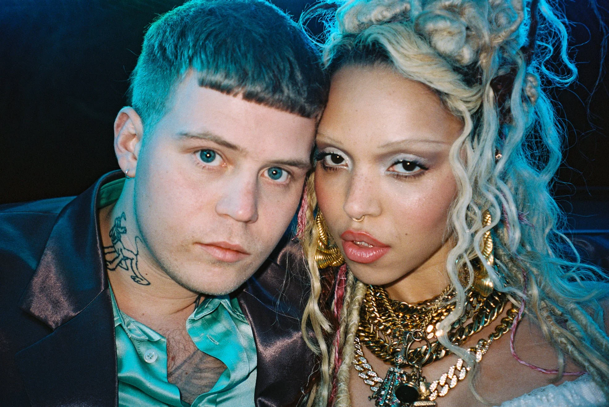 Yung Lean y FKA Twigs dressed for a wedding en “Bliss”