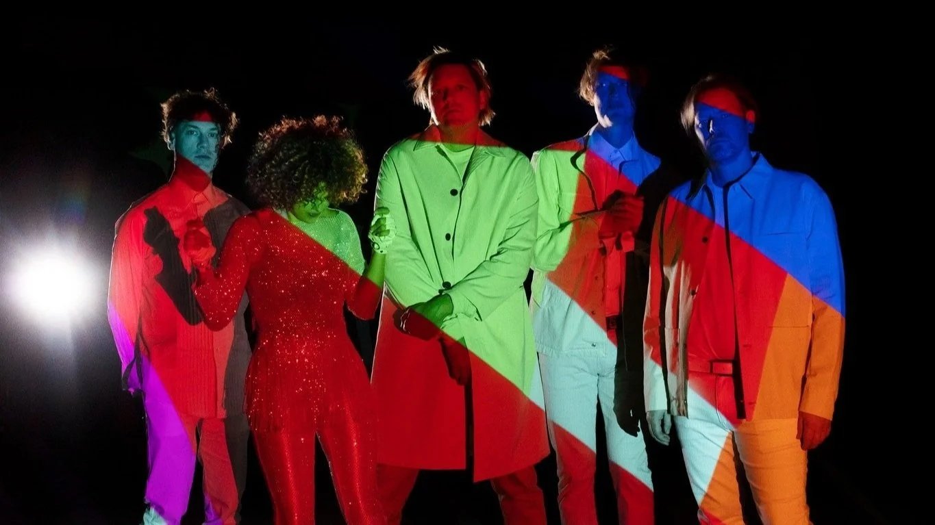 Arcade Fire trae amor con dedicatoria en “Unconditional I (Lookout Kid)”