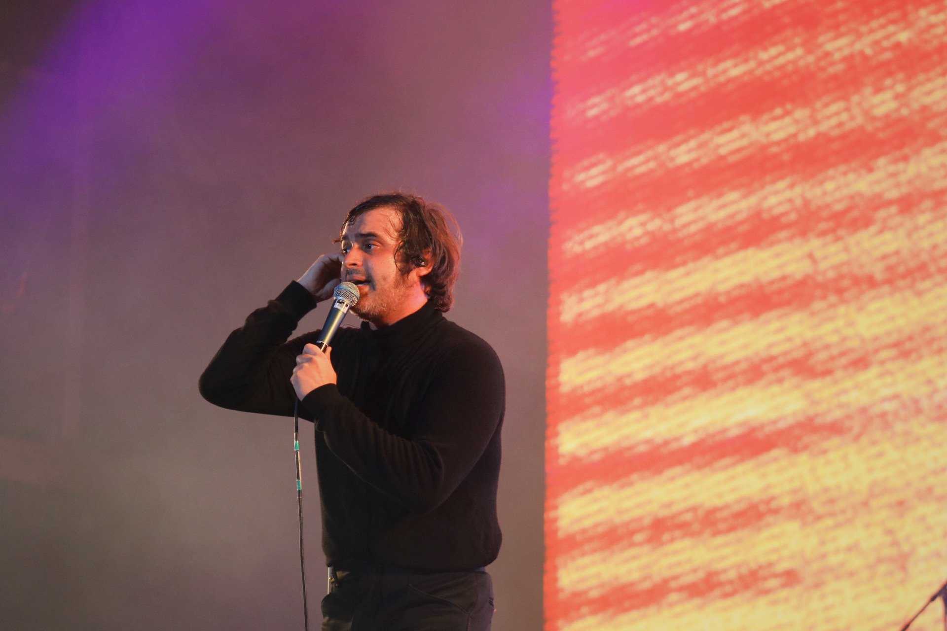 Lágrimas, deleite y estruendo con Enjambre en el escenario