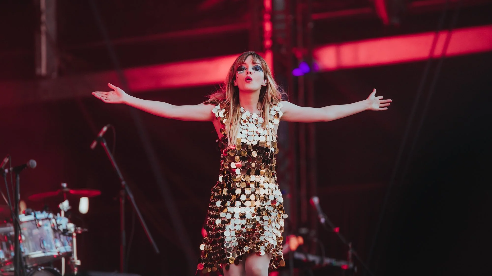 Chvrches regresó a la CDMX a prender el Autódromo Hermanos Rodríguez