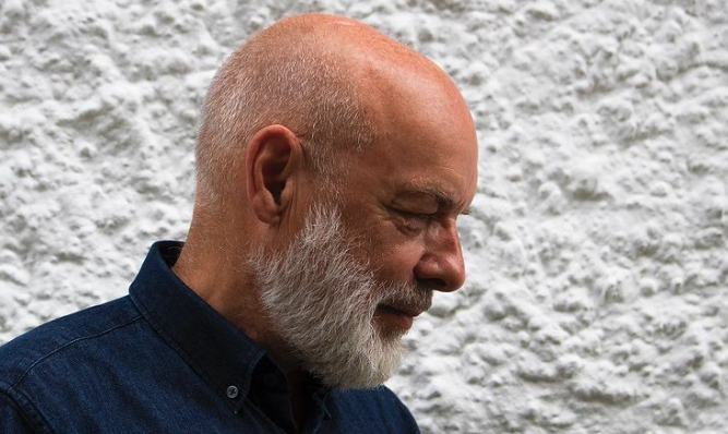 “There Were Bells" de Brian Eno: más que una voz y un sintetizador