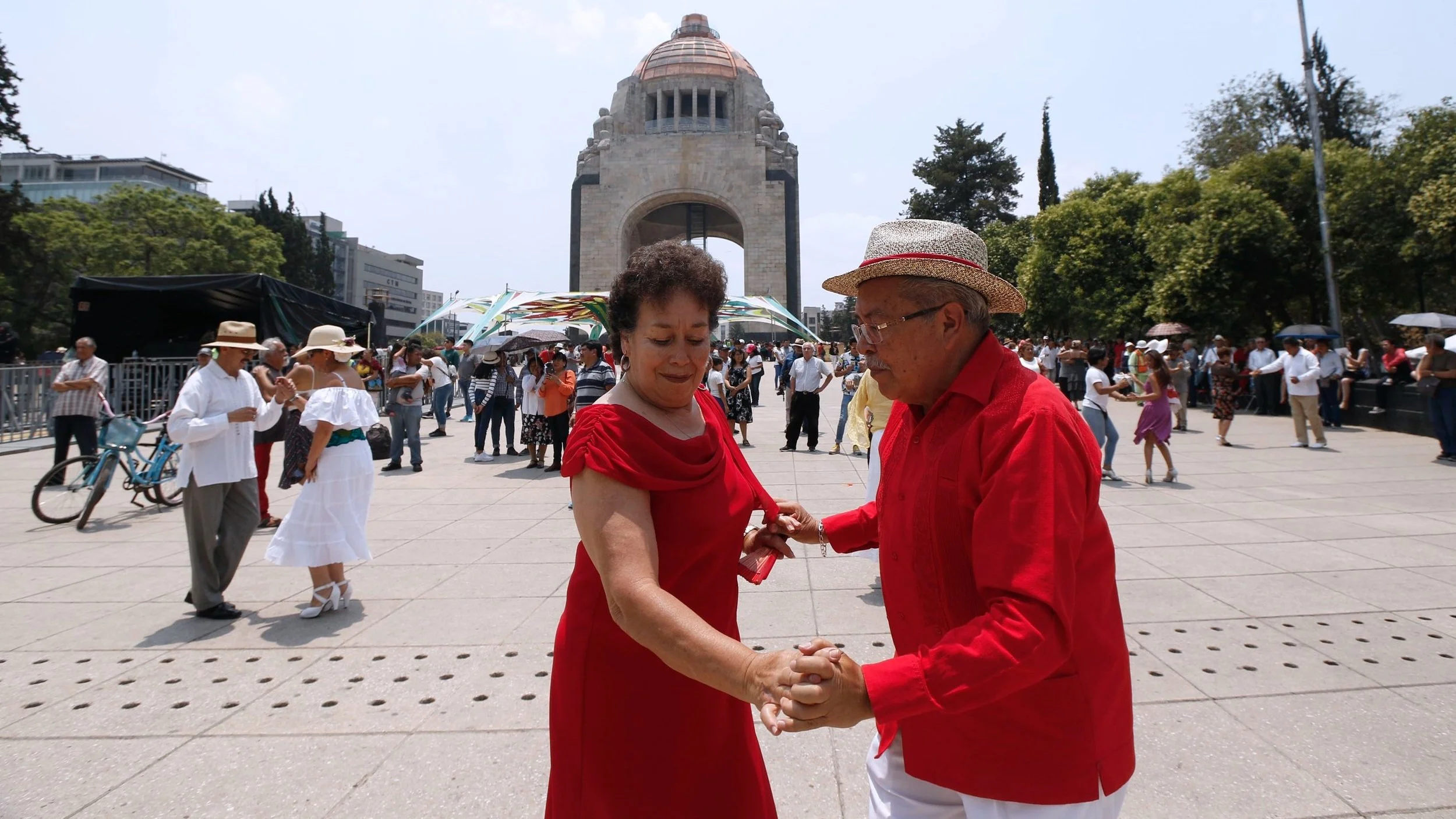 ¡Baile de salón enorme para festejar el Día de las Personas Mayores!