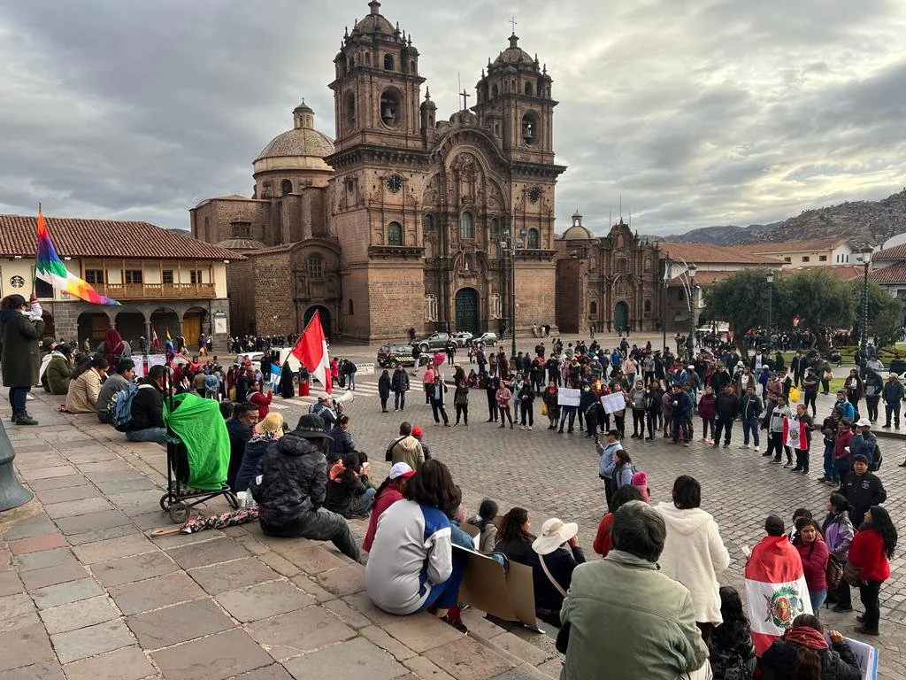 Afectaciones económicas, miles de turistas atrapados y un expresidente peruano en prisión